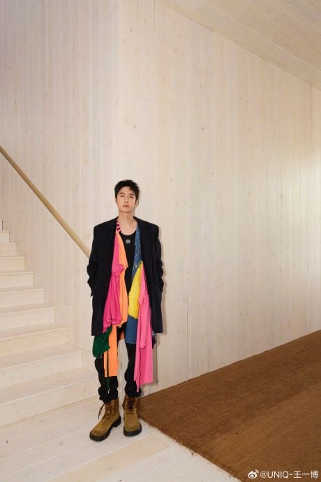 王一博亮相巴黎时装周 五彩大衣被嘲像鸡毛撢子