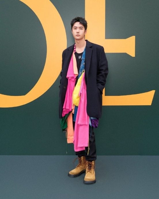 王一博亮相巴黎时装周 五彩大衣被嘲像鸡毛撢子