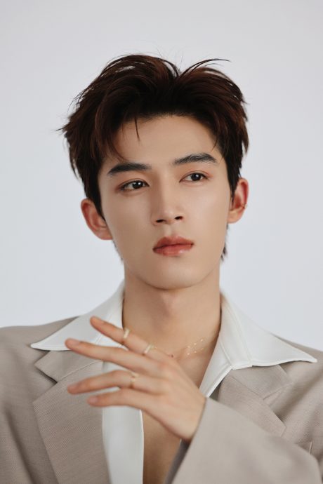 王星越泪曝曾遭校园霸凌 为引爆父母冲突自责