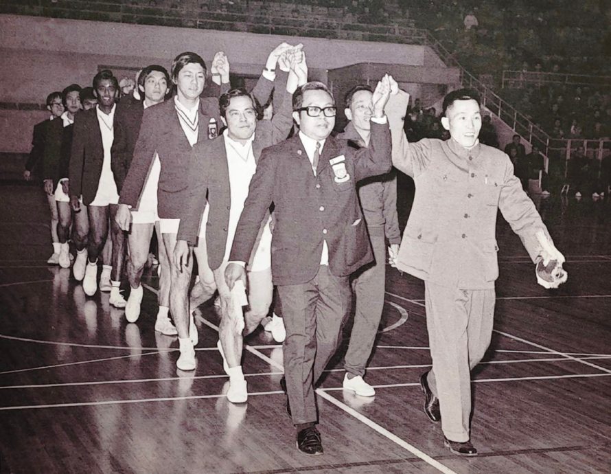 珍贵画面!建交前马中以球会友 携手镜头定格友谊