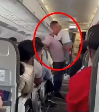 男童搭机拒系安全带 全部人等他一个 直接被赶下飞机