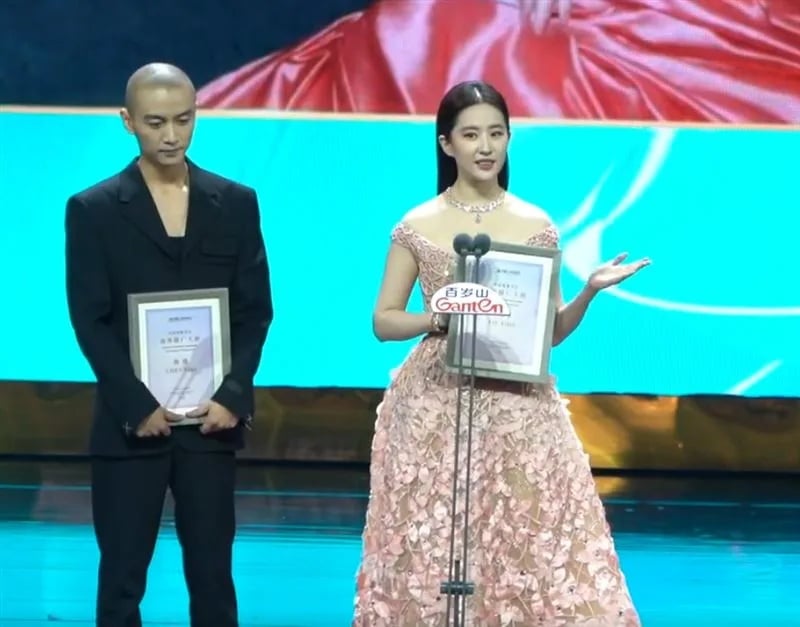 白玉兰奖|陈晓爆婚变后顶光头亮相 网问:那个和尚是谁