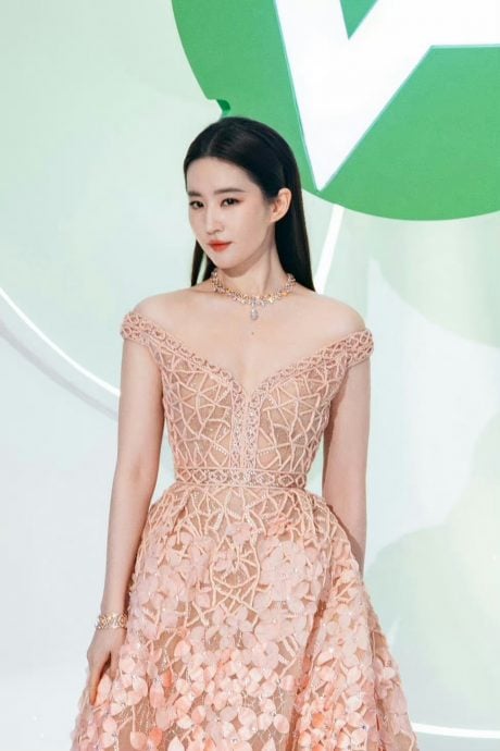 白玉兰奖|陈晓爆婚变后顶光头亮相 网问:那个和尚是谁