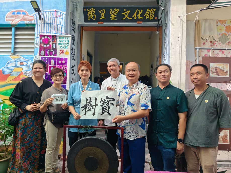 百人挥巷墨香飘逸 150人挥毫泼墨写《姓氏堂号》