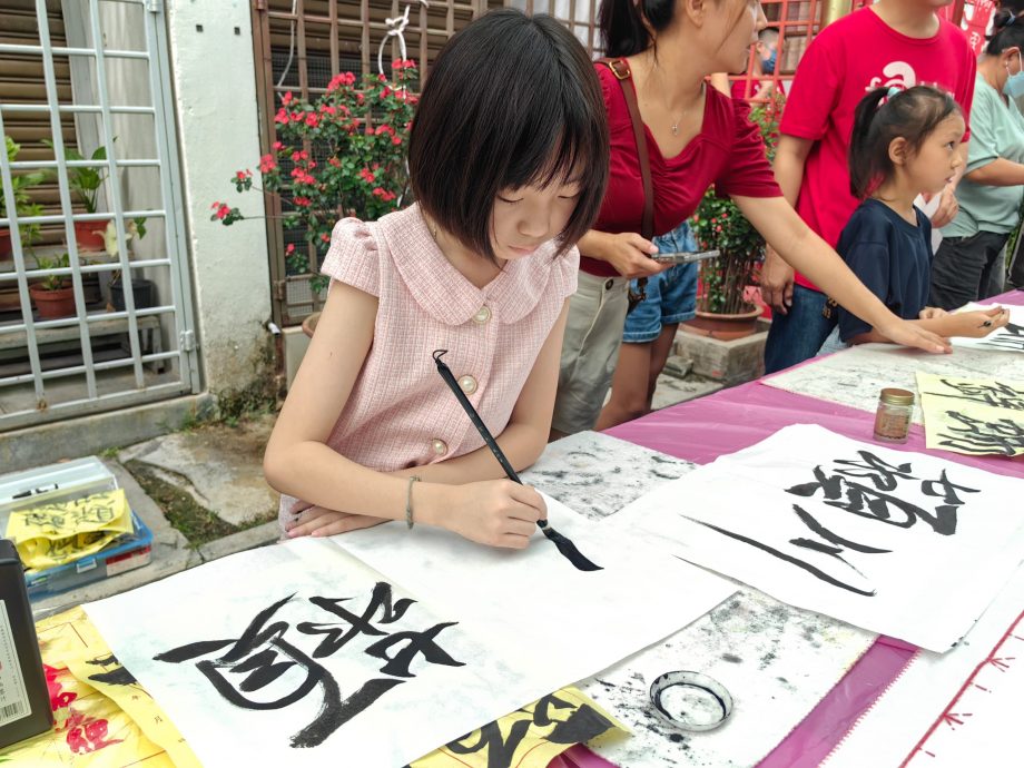 百人挥巷墨香飘逸 150人挥毫泼墨写《姓氏堂号》