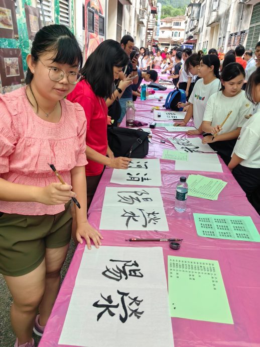 百人挥巷墨香飘逸 150人挥毫泼墨写《姓氏堂号》