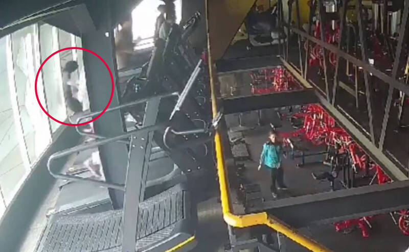 监视器画面曝!女子跑步机跌倒 竟从窗户摔出爆头亡