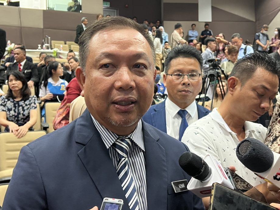 砂教育局长拿督阿兹哈表示,目前砂拉越面临超过2000名师资短缺,主要涉及小学教师。