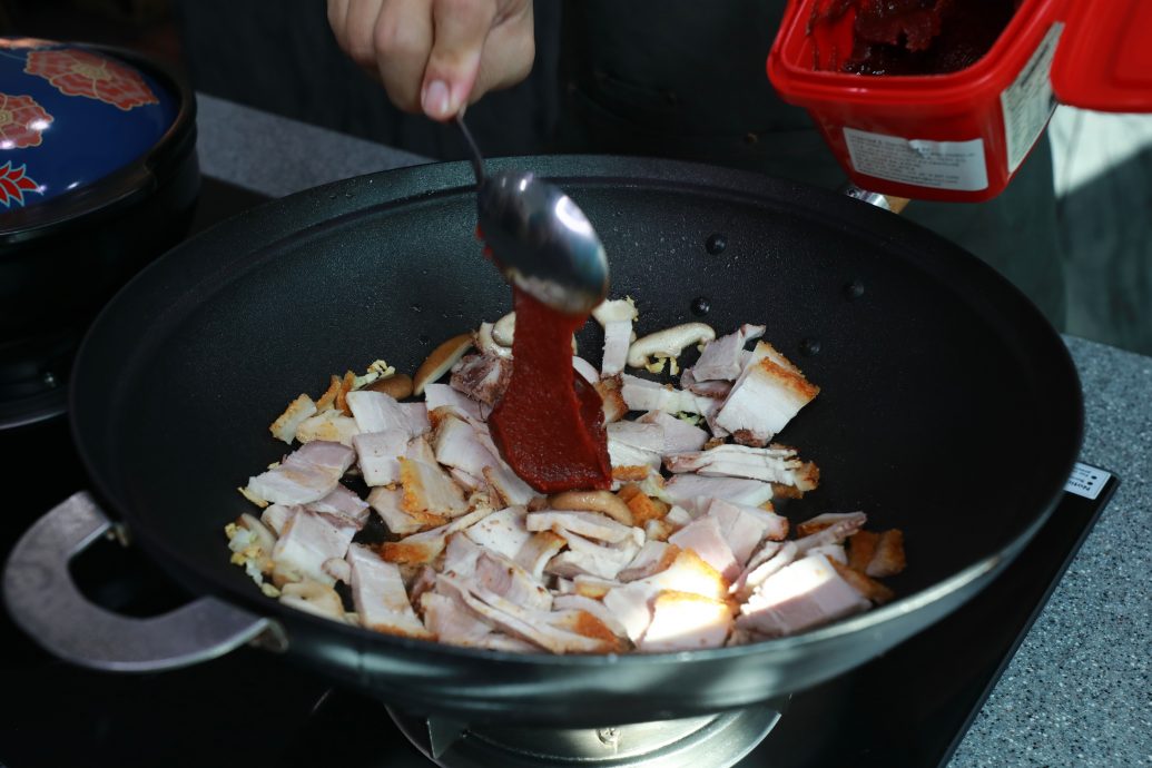 私房好菜 | “宝爸厨房”4烧肉料理  官耀鸿下厨减压 最爱研究新菜色