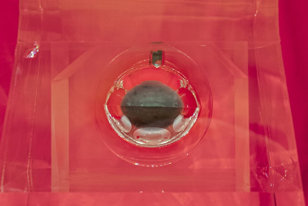 科研人员在月球土壤中 首次发现「天然石墨烯」