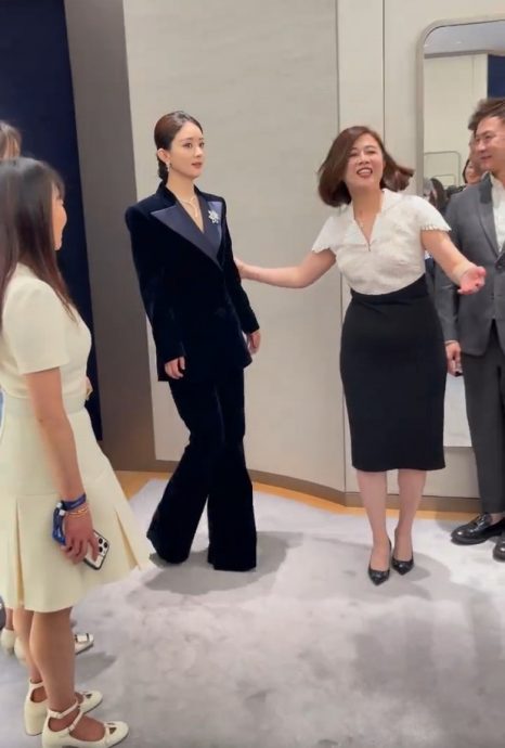 穿高跟鞋走路不自然 赵丽颖被网借机嘲身高