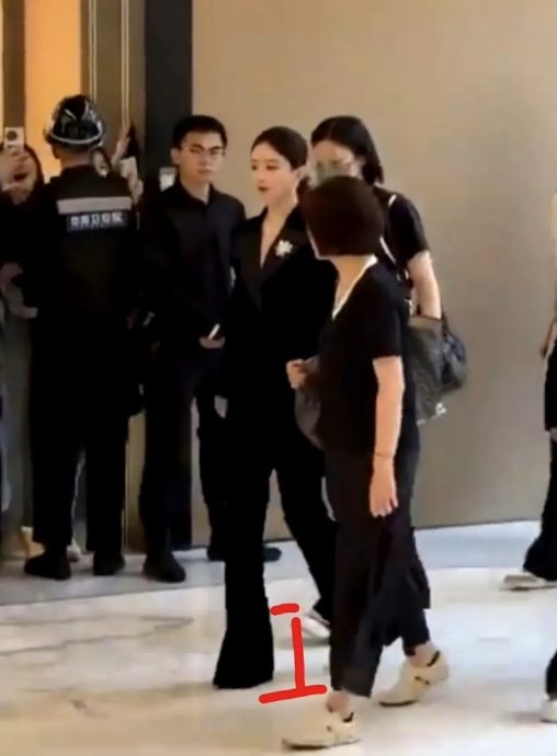 穿高跟鞋走路不自然 赵丽颖被网借机嘲身高