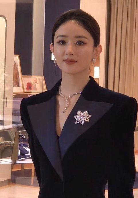 穿高跟鞋走路不自然 赵丽颖被网借机嘲身高