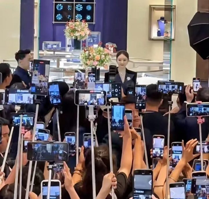 穿高跟鞋走路不自然 赵丽颖被网借机嘲身高