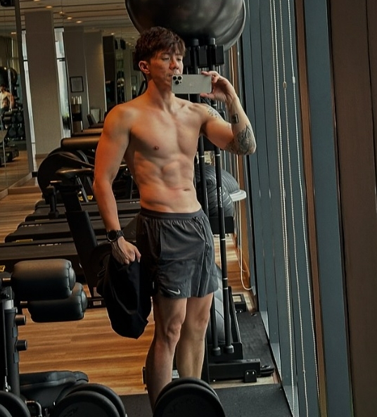 童缤毓带罗家英吃榴梿 张继聪为戏操肌戒口