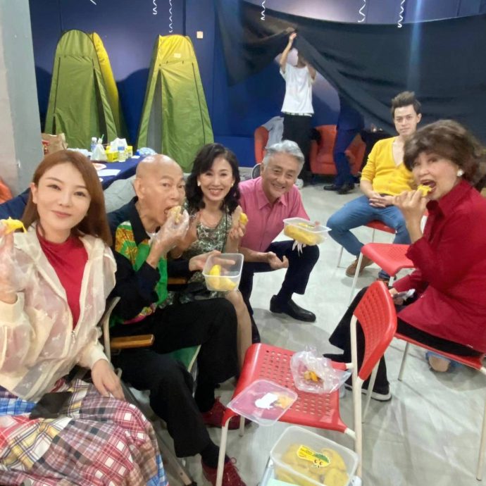 童缤毓带罗家英吃榴梿 张继聪为戏操肌戒口