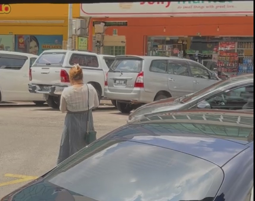 第一次目睹人肉霸占停车位 女子:“想看看什么大牌车?”