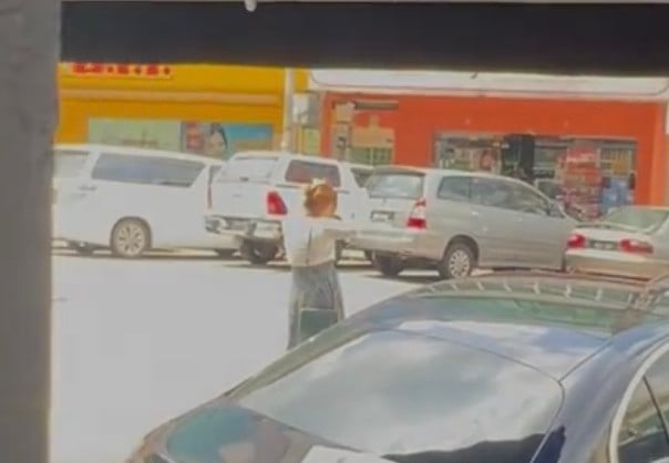 第一次目睹人肉霸占停车位 女子:“想看看什么大牌车?”