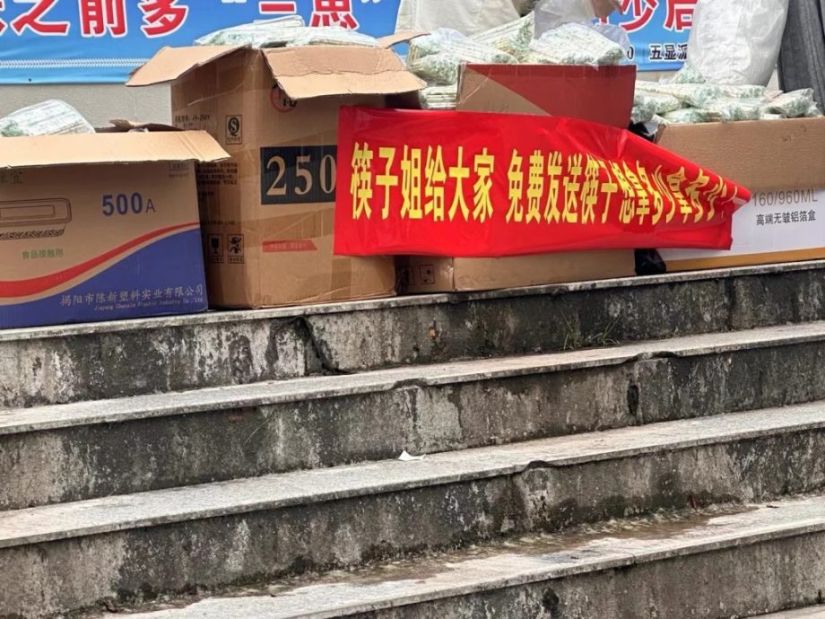 筷子姐反击  不满“被屈”贪心买万对筷子派同学