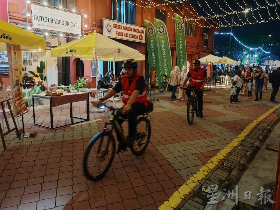 红屋社区志愿医疗队急救站,第一时间给有需要的游客医疗服务