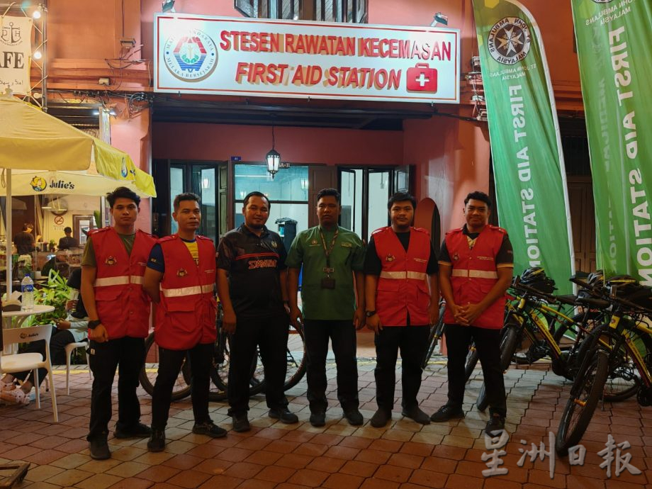 红屋社区志愿医疗队急救站,第一时间给有需要的游客医疗服务