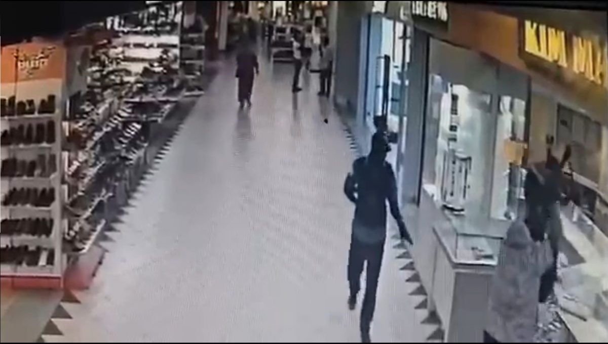 网传4匪持枪抢金店画面·持锤破窗若无旁人