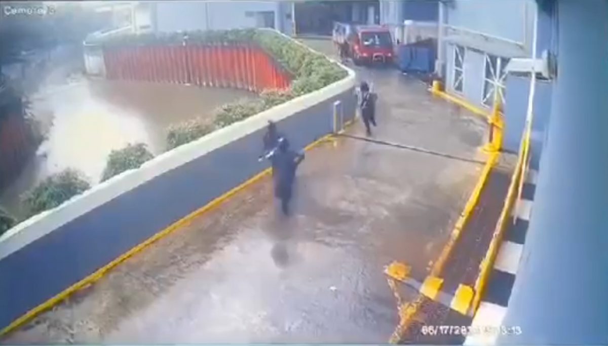 网传4匪持枪抢金店画面·持锤破窗若无旁人