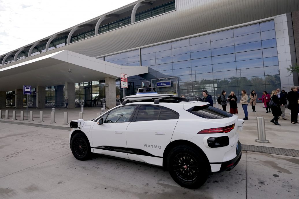 自驾变自撞!美无人计程车Waymo召回672辆