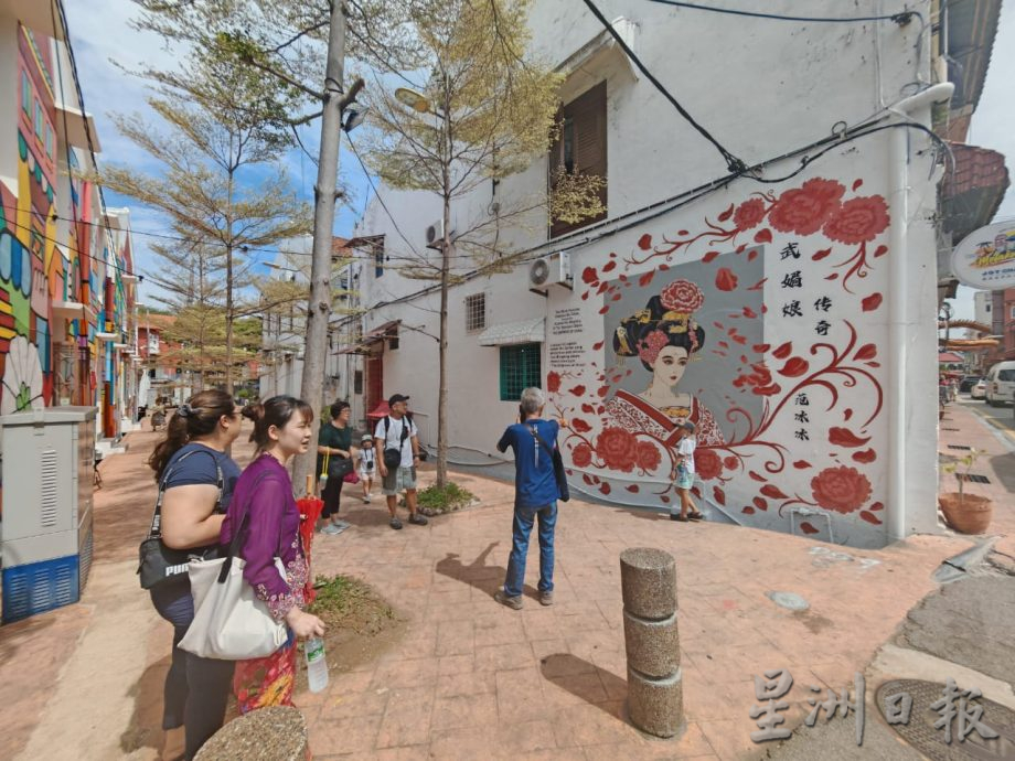 范冰冰壁画吸引人潮,虽暂未增加生意量但商家保持正面态度