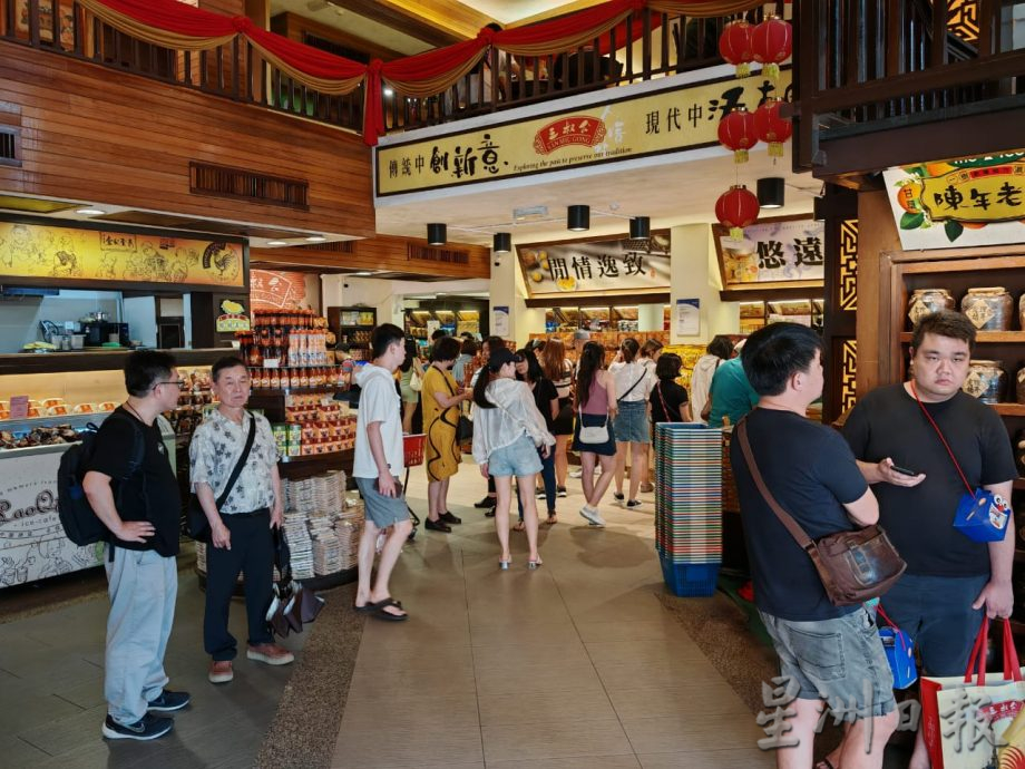 范冰冰壁画吸引人潮,虽暂未增加生意量但商家保持正面态度