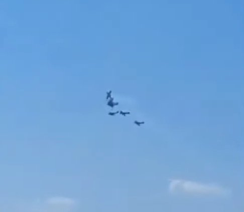 葡萄牙航空展两特技飞机空中相撞 酿1死1伤