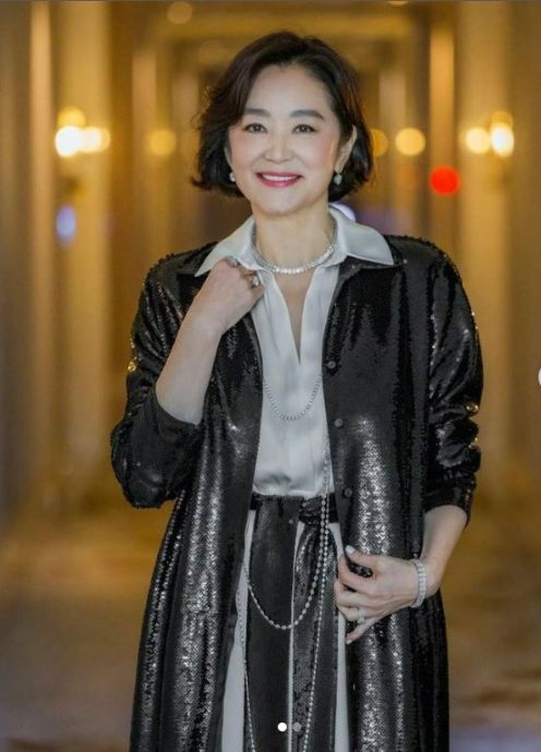 街拍摄影师偶遇“传奇”惊艳吓傻   林青霞主动握手获赞真正的巨星典范