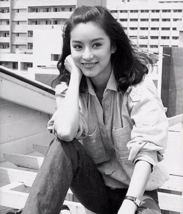 街拍摄影师偶遇“传奇”惊艳吓傻   林青霞主动握手获赞真正的巨星典范