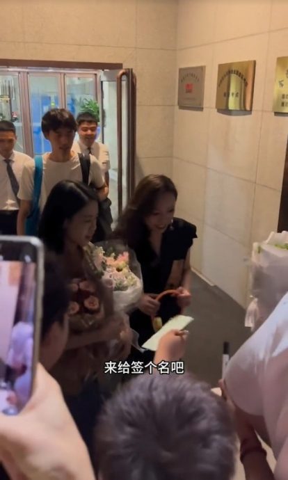 被中国粉丝索签名“别转脸” 邓萃雯遭疑耍大牌　原来真相是……	