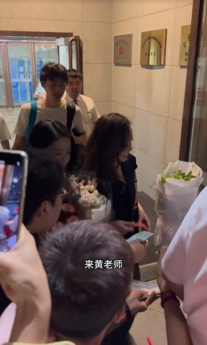 被中国粉丝索签名“别转脸” 邓萃雯遭疑耍大牌　原来真相是……	