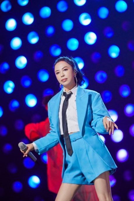 被中国粉丝索签名“别转脸” 邓萃雯遭疑耍大牌　原来真相是……	