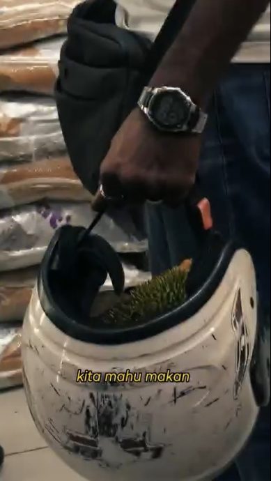 视频|“1对1” 2男持刀再扛上竟是宣传片 希盟候选人竞选策略惹议!