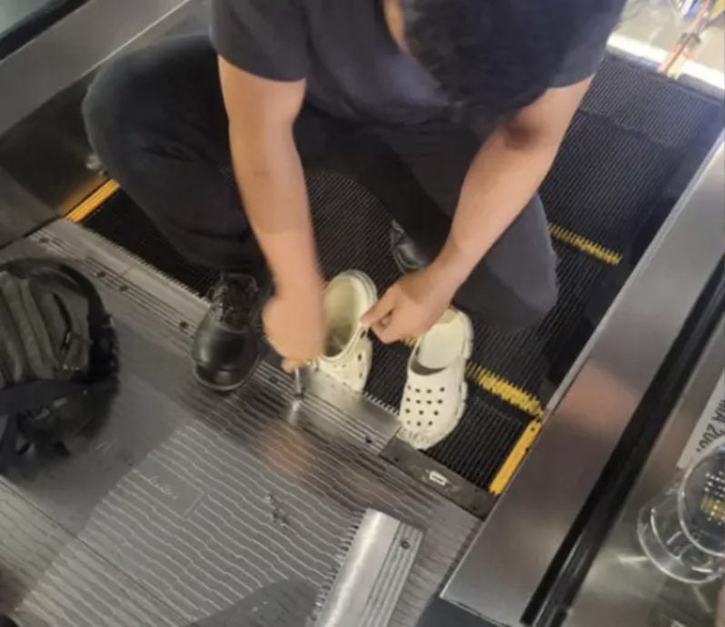 视频|“洞洞鞋”又惹祸! 两只齐齐被手扶梯“吃掉”