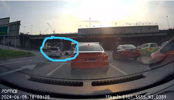 视频|休旅车闯红灯撞警车 网民:司机赔多少?