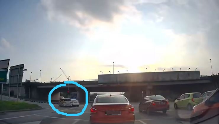 视频|休旅车闯红灯撞警车 网民:司机赔多少?