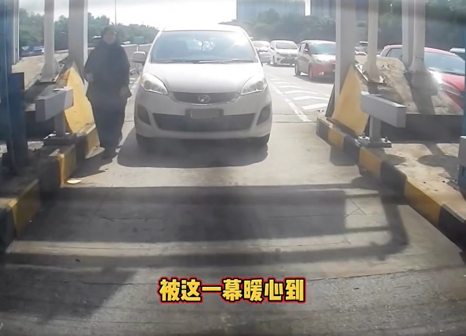 视频|善无善报?帮前车缴过路费 热心女司机自己过不了!