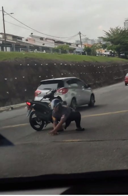 视频|摩托骑士“蜘蛛侠”上身? 停路中央趴地爬行吓坏人