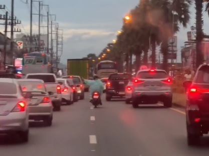 视频/急送病人遇塞车 男学生为救护车开路获网赞