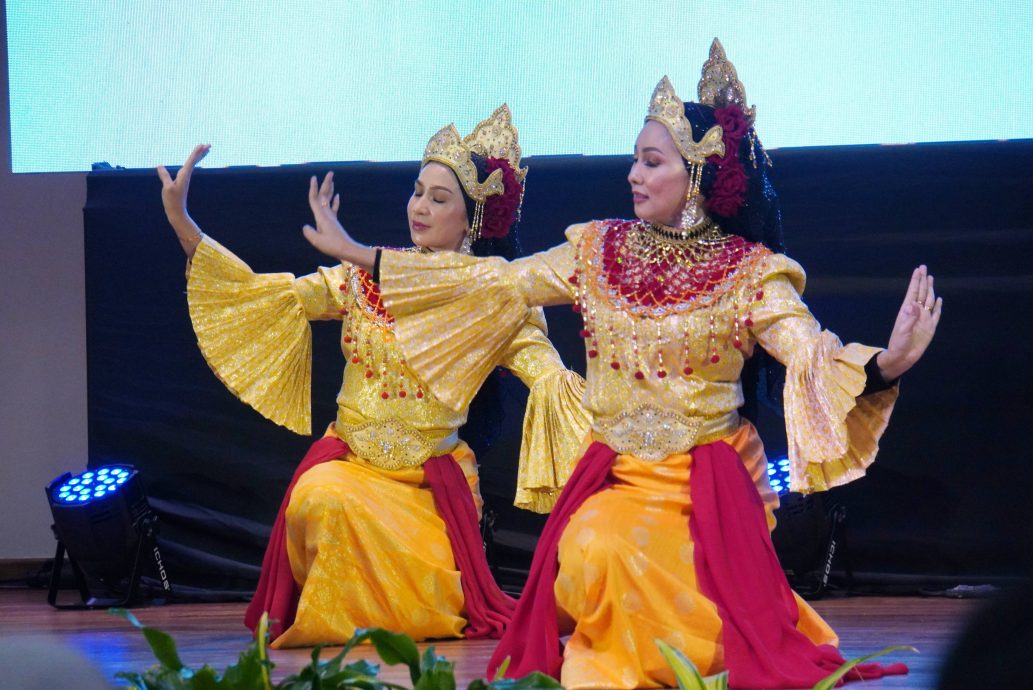 请签发(大北马3)颜艾菱抨玻政府娱乐条例过于苛刻,须呈歌单供审阅矫枉过正审批耗时