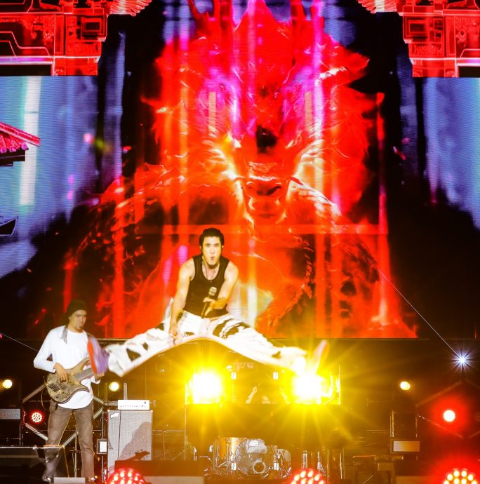 请辞金曲奖心情未受影响 王力宏空中开一字马帅翻