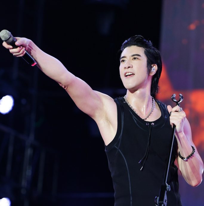 请辞金曲奖心情未受影响 王力宏空中开一字马帅翻