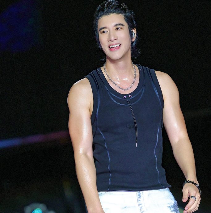 请辞金曲奖心情未受影响 王力宏空中开一字马帅翻