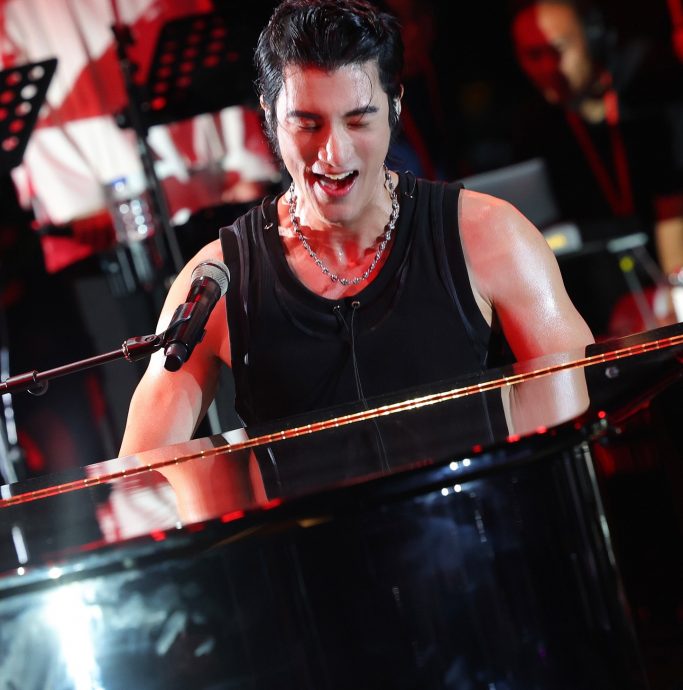 请辞金曲奖心情未受影响 王力宏空中开一字马帅翻