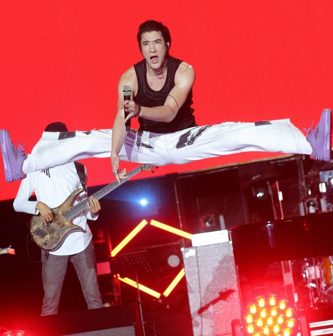 请辞金曲奖心情未受影响 王力宏空中开一字马帅翻