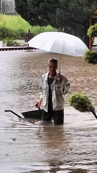 豪雨袭怡保 游客受困 昆仑喇叭岩洞景点遭殃